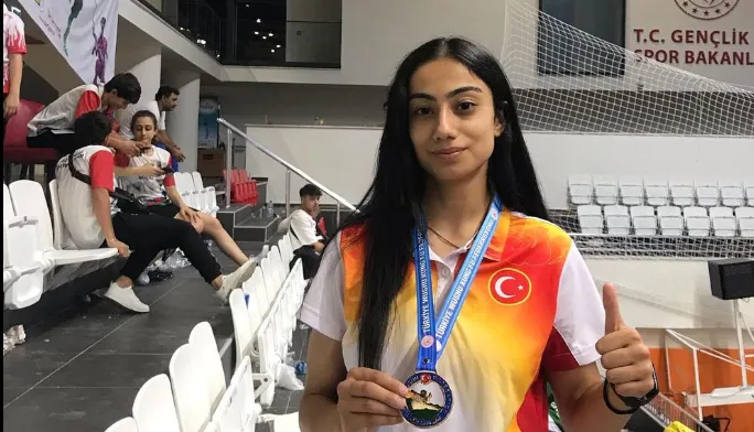 NAZLI KARAKUŞ: “LİSEYE KADAR SPORLA İLGİLENMEMİŞTİM”